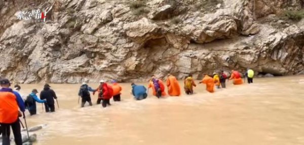 股票配资资讯网 新疆乌孙古道有游客被山洪冲走遇难，当地：已找到遗体，目前还有被困游客等待撤离